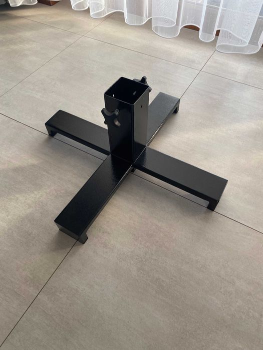 Stalowy stojak pod choinkę