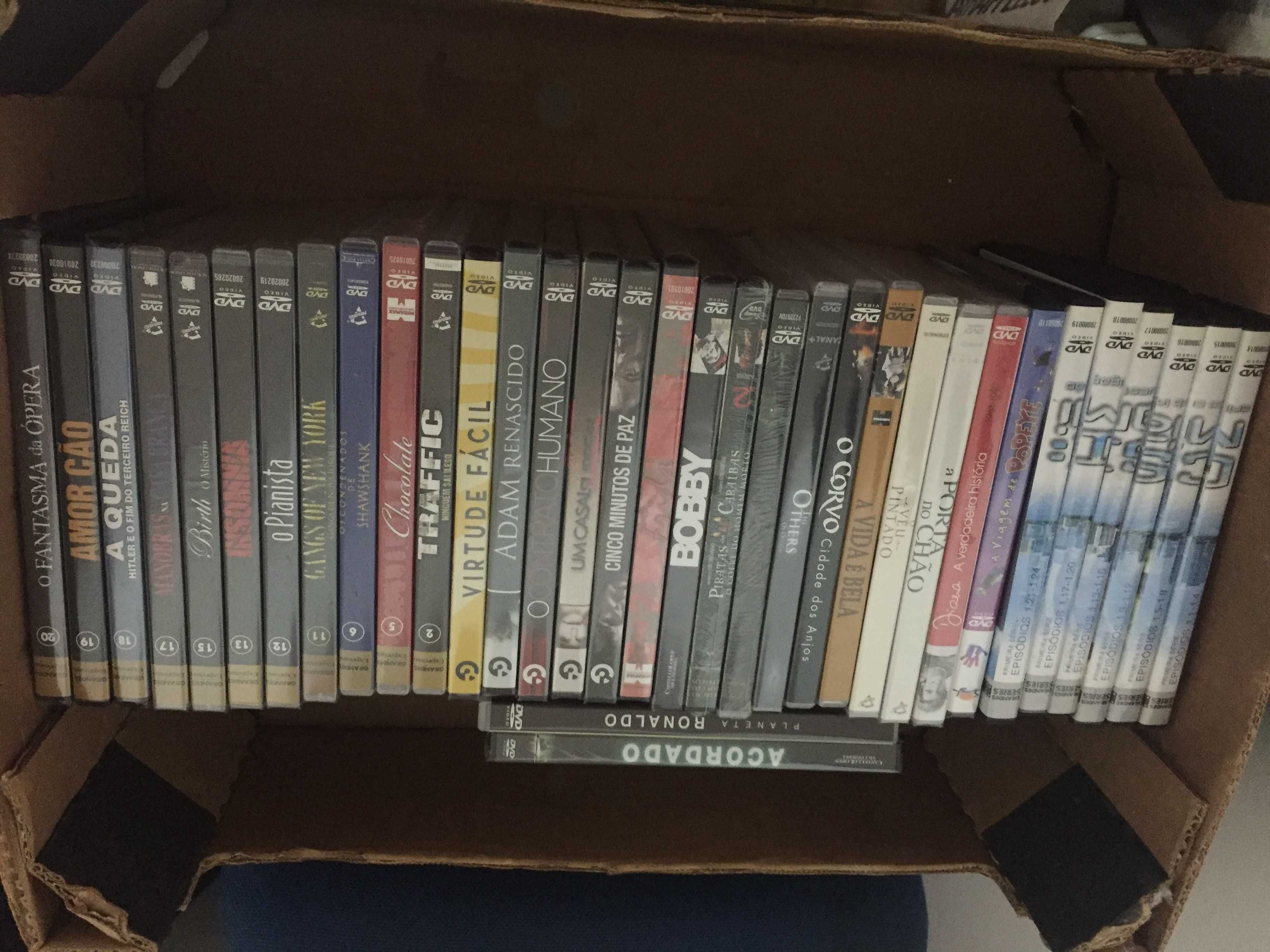 35 DVDs ainda embalados com diversos filmes.