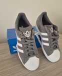 Buty męskie Adidas Superstar IF3645
Kolor producenta: Grefou/Ftwwht/Gr