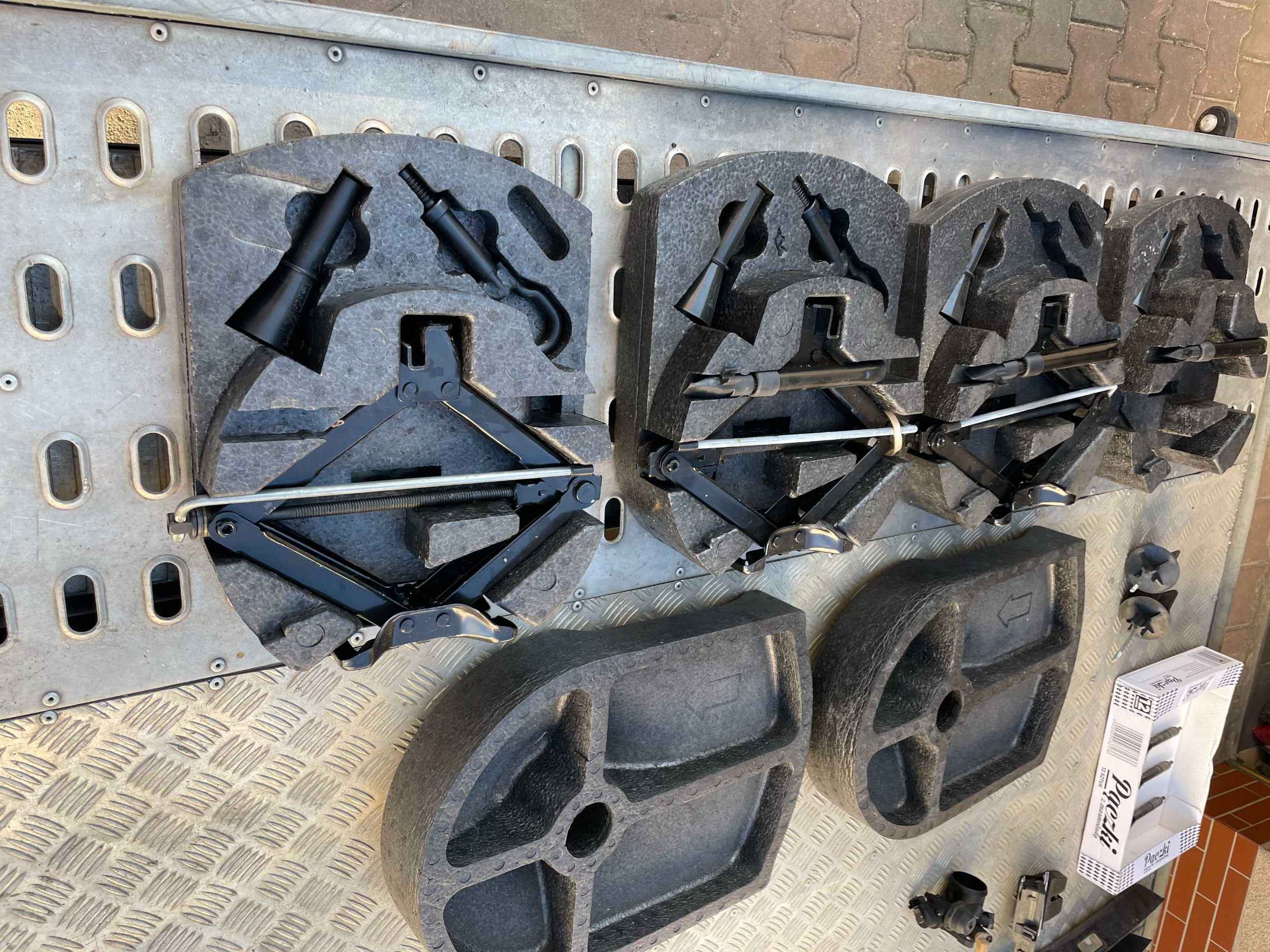 FORD MONDEO MK4 WKŁAD bagażnika koła zapasowego  styropian stan bdb