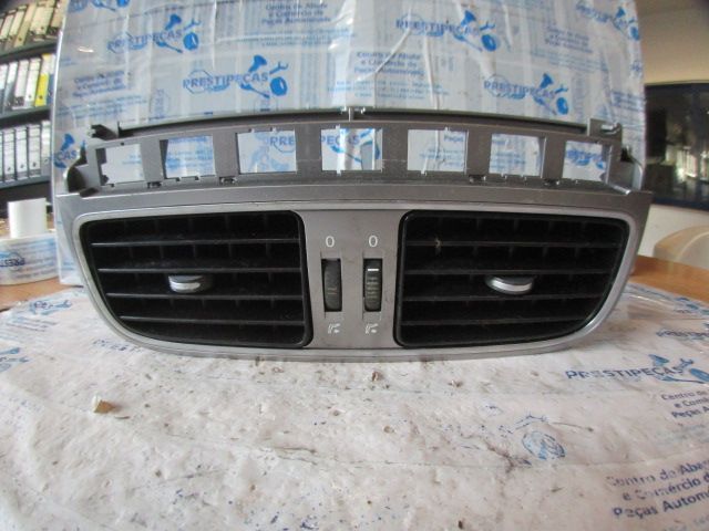 Grelha Friso 6RF819728 VW POLO 6R FASE 1 2014 1.6TDI 90CV 5P VERMELHO MEIO GRE VENTILAÇÃO
