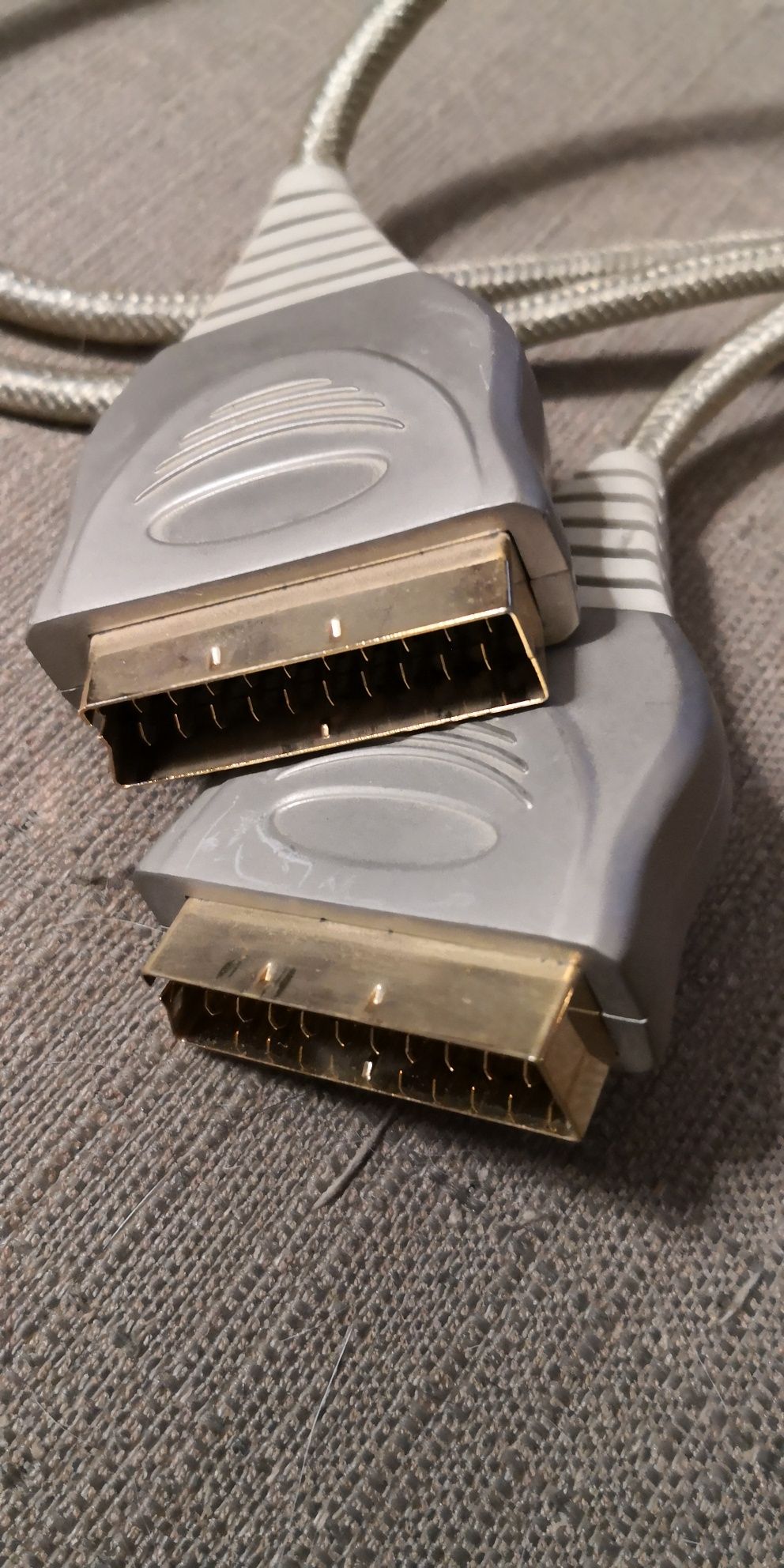 Cabo SCART com acabamento dourado