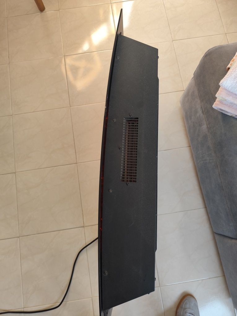Lareira Elétrica com efeito de vidro preto