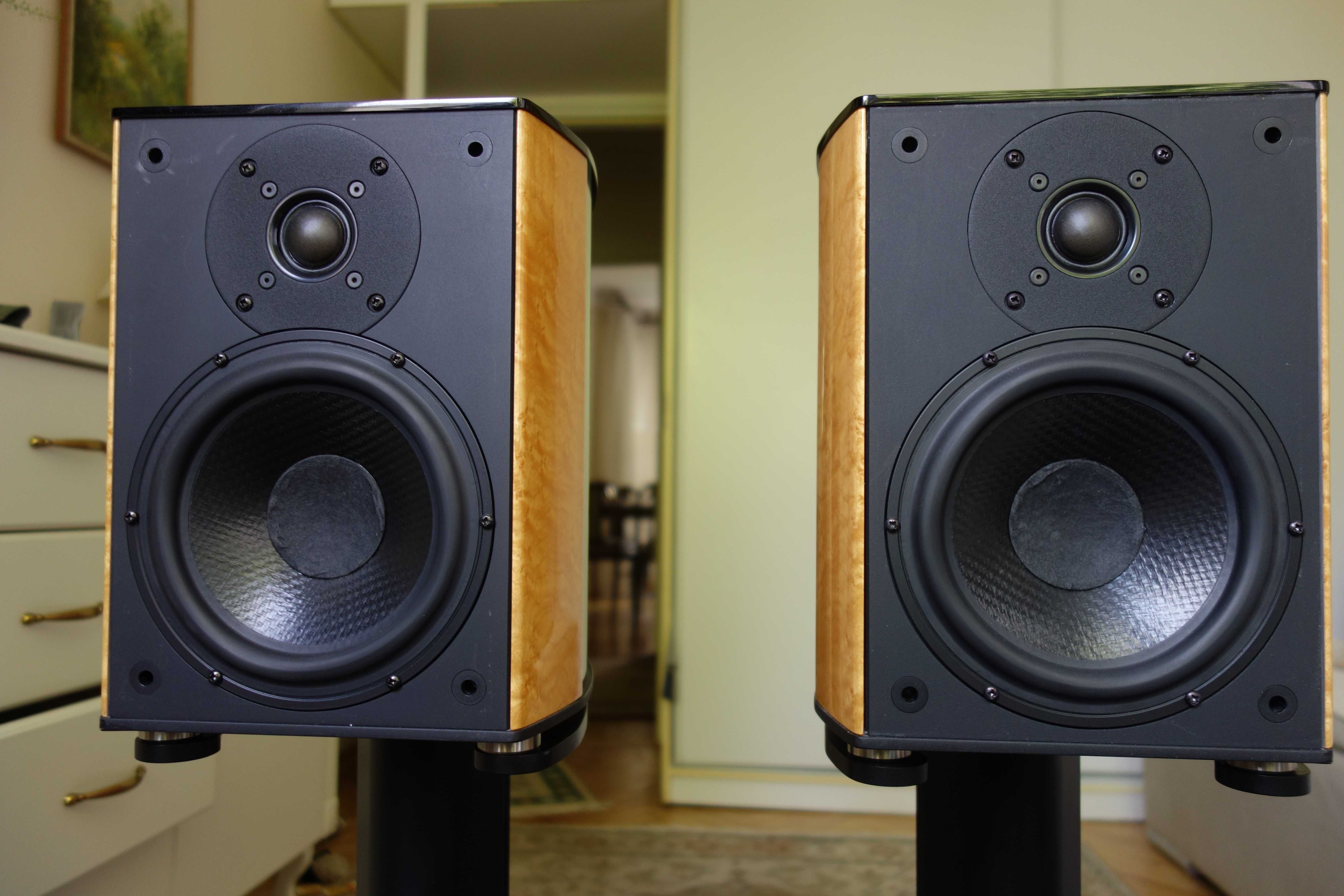 WILSON BENESCH ARC _ kolumny podstawkowe z fabrycznymi standami