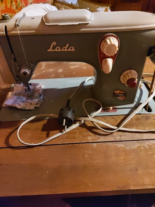 Швейная машинка Lada 237-1