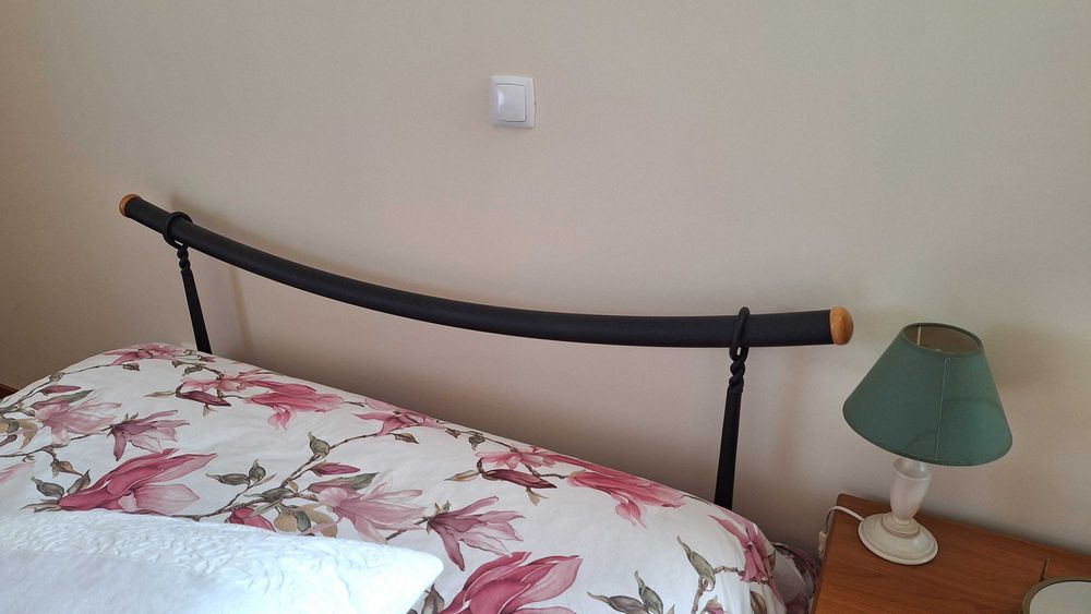 Cama de casal em metal