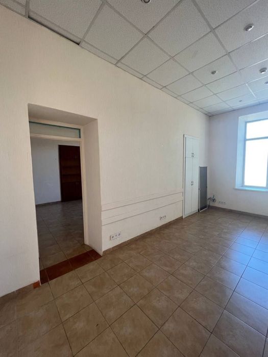 Комерційне  приміщення на жд вокзалі 215 м.кв. 100 та 115 м ка