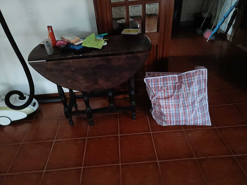 Vendo sofás e outros para desocupar