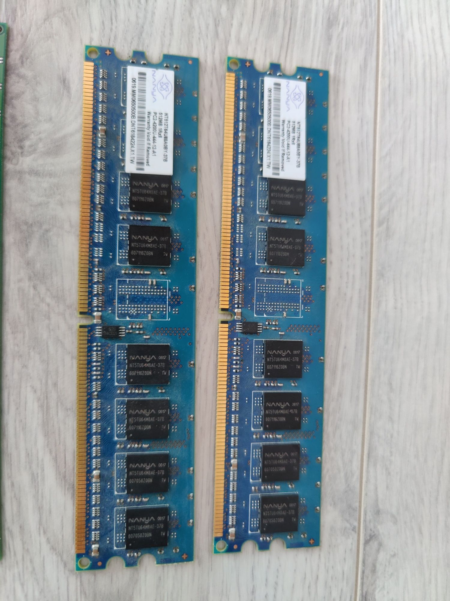 Zestaw pamięci RAM DDR2 i DDR