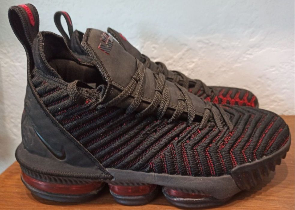 Кросівки Nike LeBron 16 розмір 42