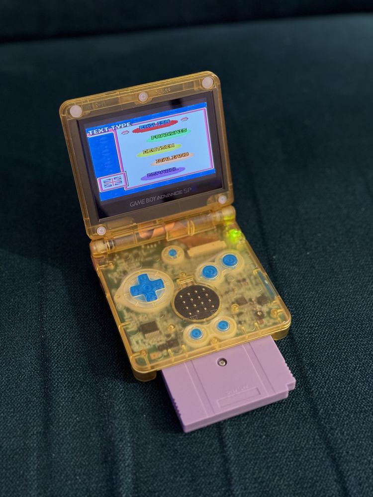 Gameboy Advance SP z nowym wyswietlaczem i obudowa