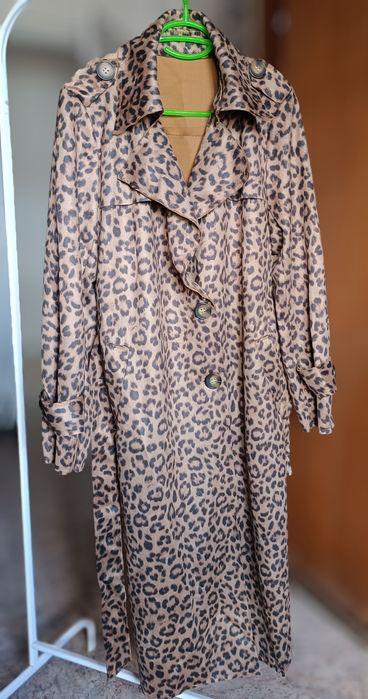 Gabardina em pelo de pêssego estampado tigress NOVA