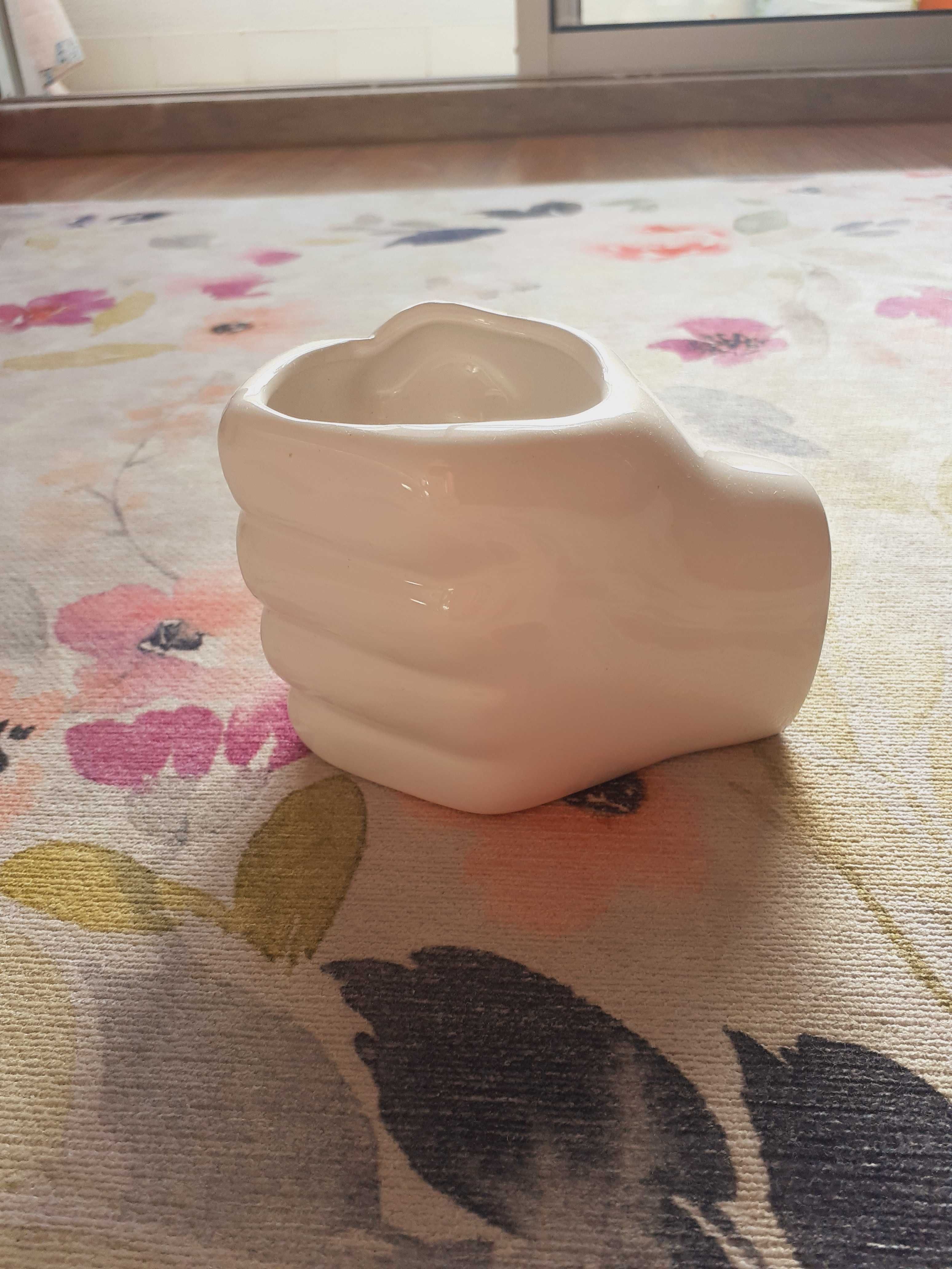 Jarra branca em forma de mão
