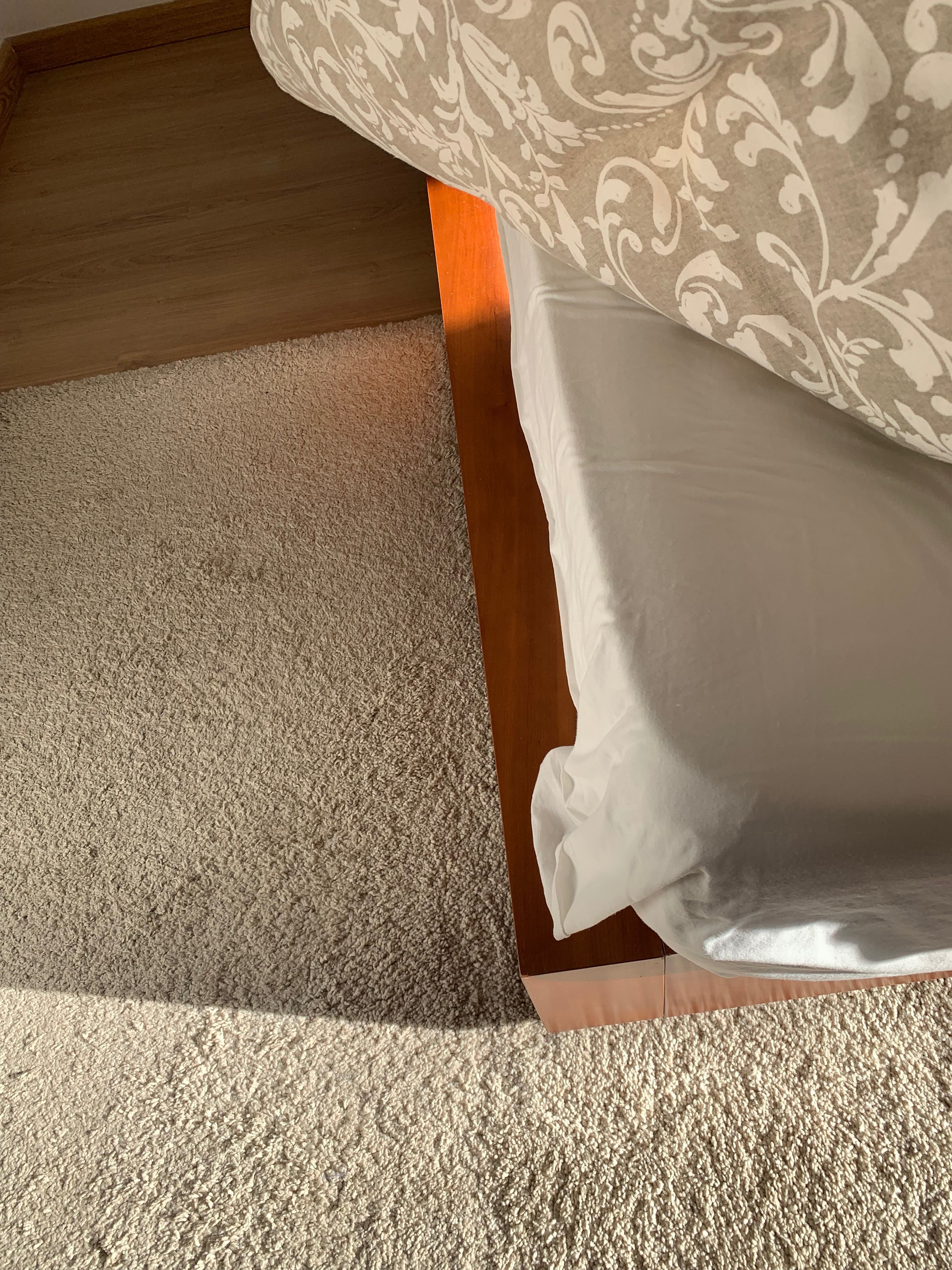 Cama e mesa de cabeceira