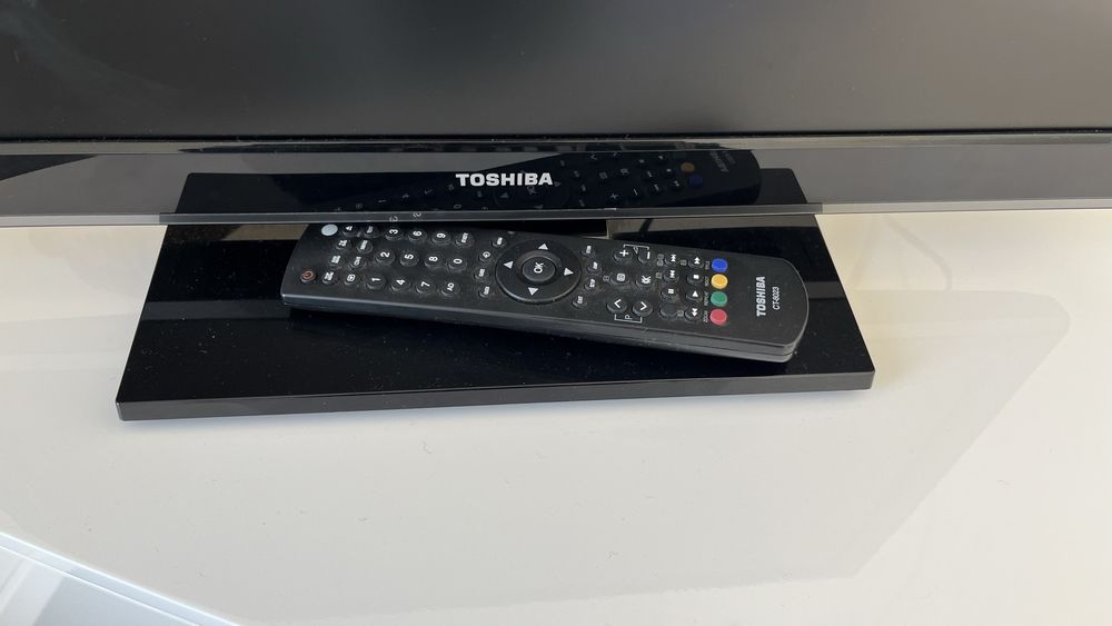 TOSHIBA TV com comando