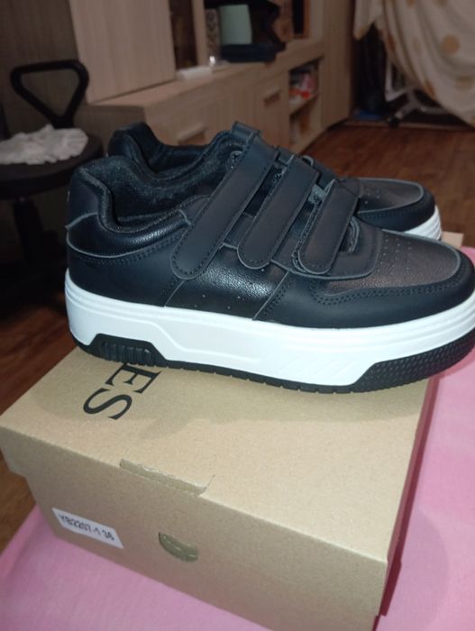 Нові зимові кросівки