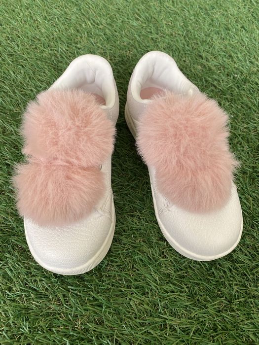 Tenis brancos com pompons menina tamanho 23