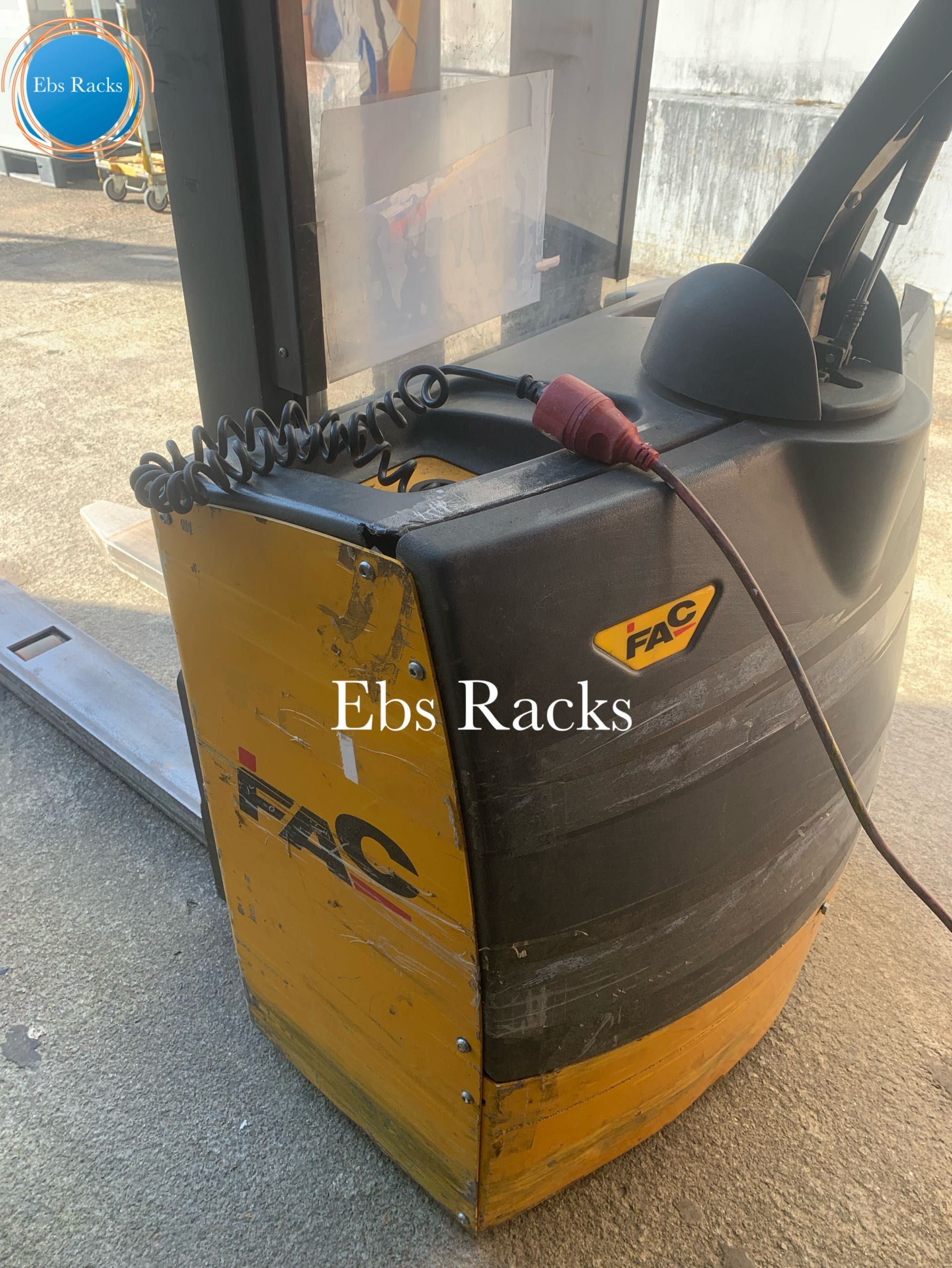 Empilhador Elétrico (stacker) com baterias Novas