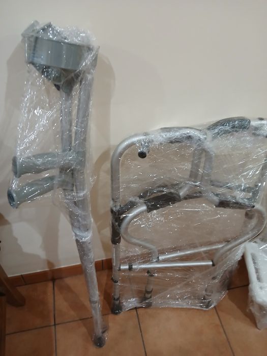 Vendo andarilho, muletas e banco de banho.