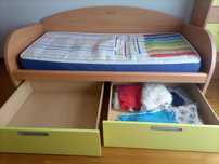 Quarto individual - cama e camiseiro