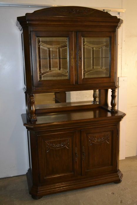 kredens stylowy . kryształy . dąb