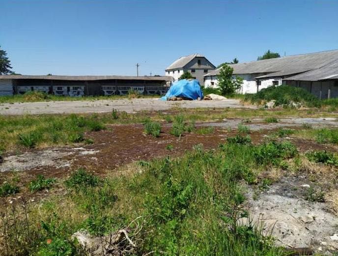 Продаж промислової нерухомості з артезіанською свердловиною/Ферма