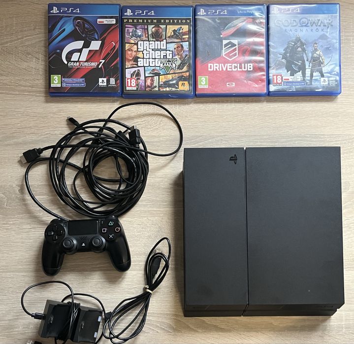 PS4 + pad + stacja ładująca + 4 gry