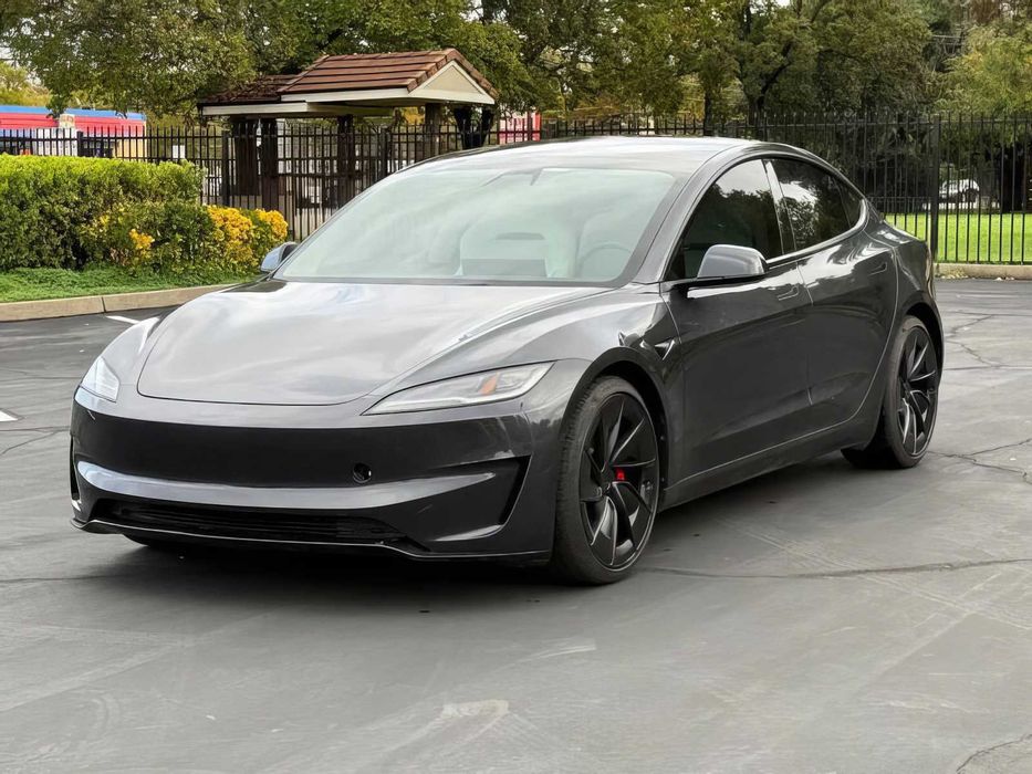 Tesla Model 3      2024