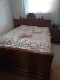 Stylizowane meble dębowe: łóżko, bieliźniarka, szafa, stoliki nocne