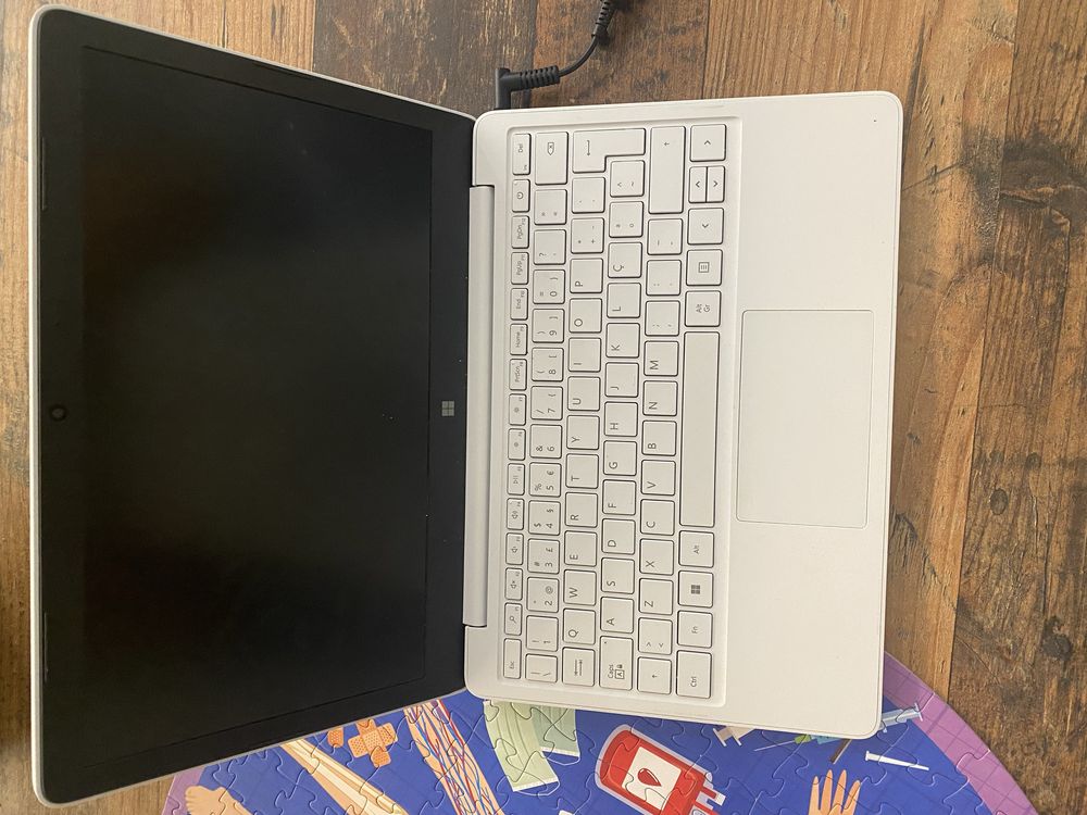 PORTÁTIL MICROSOFT SURFACE SE