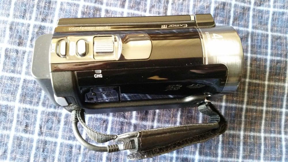 Sony HDR-CX130E видеокамера с зарядным устройством