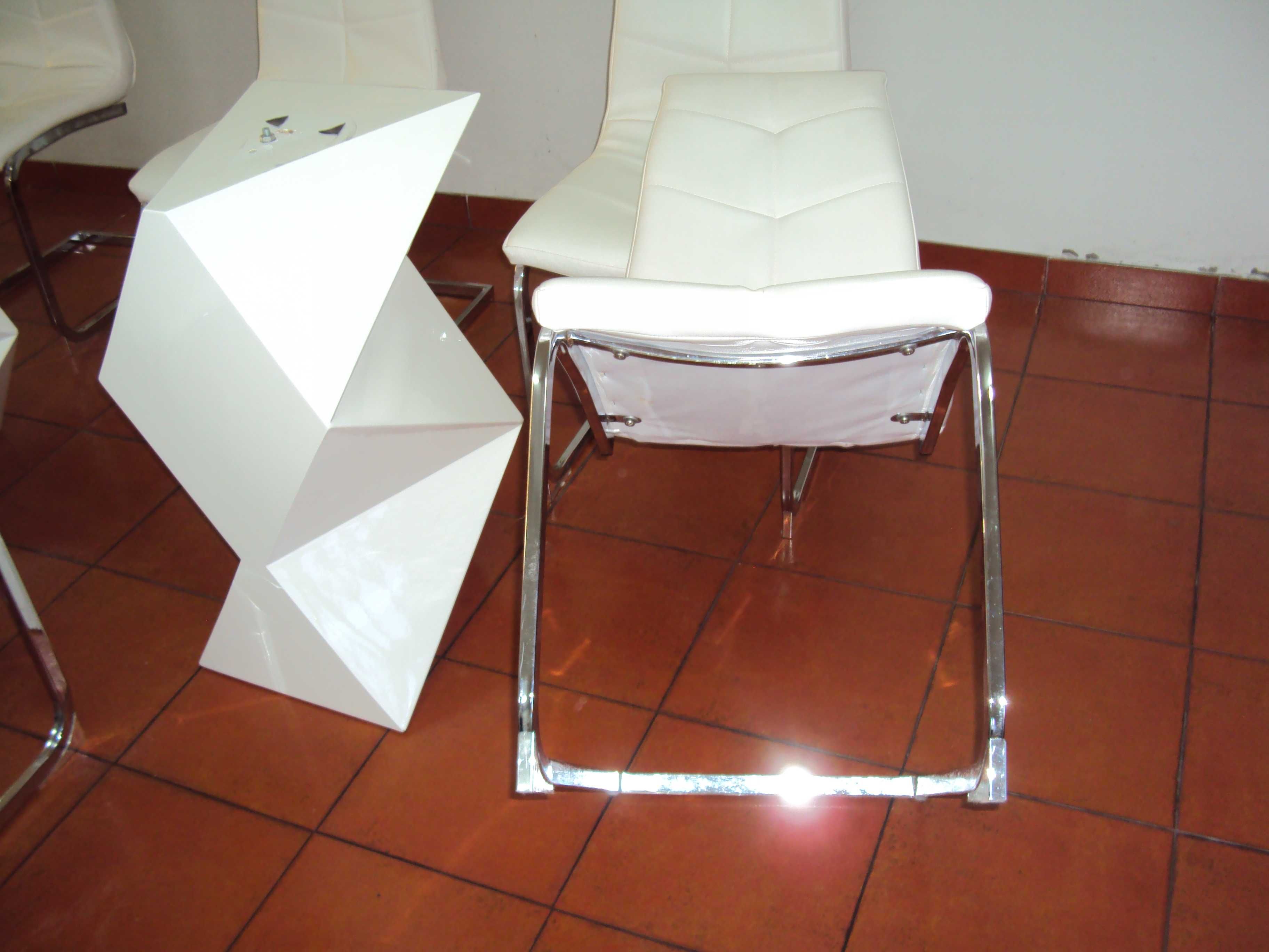 1 Mesa de Vidro 1,80m X 0,90cmX0,012mm pés de madeira  com 6 cadeira