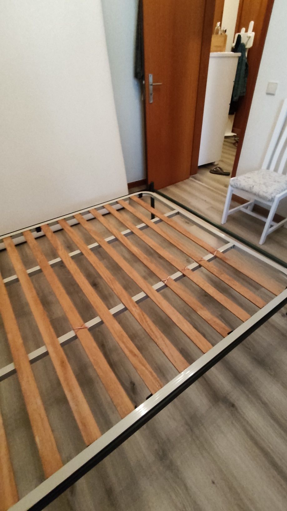 Cama de ferro com estrado