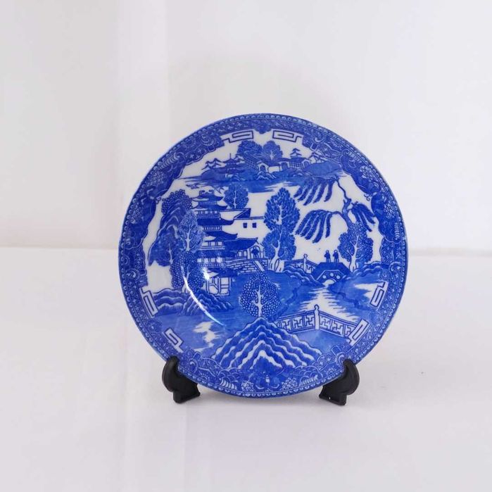 Prato oriental pintado em azul e branco