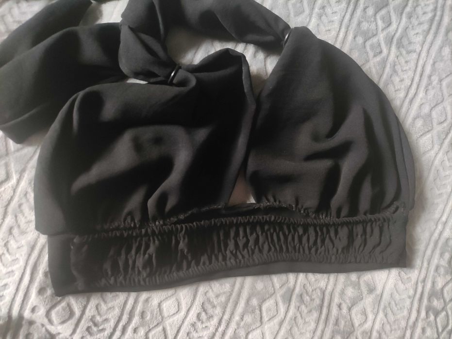 Czarny top z regulacją miseczki