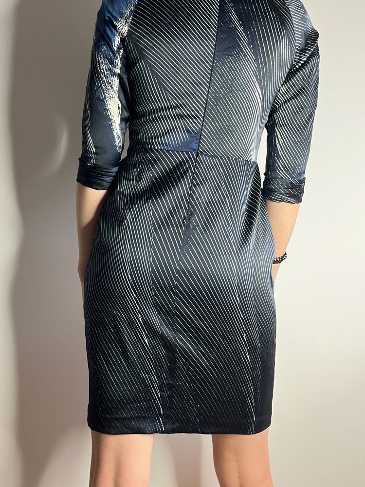 Granatowa wzorzysta jedwabna sukienka Tahari rozmiar S