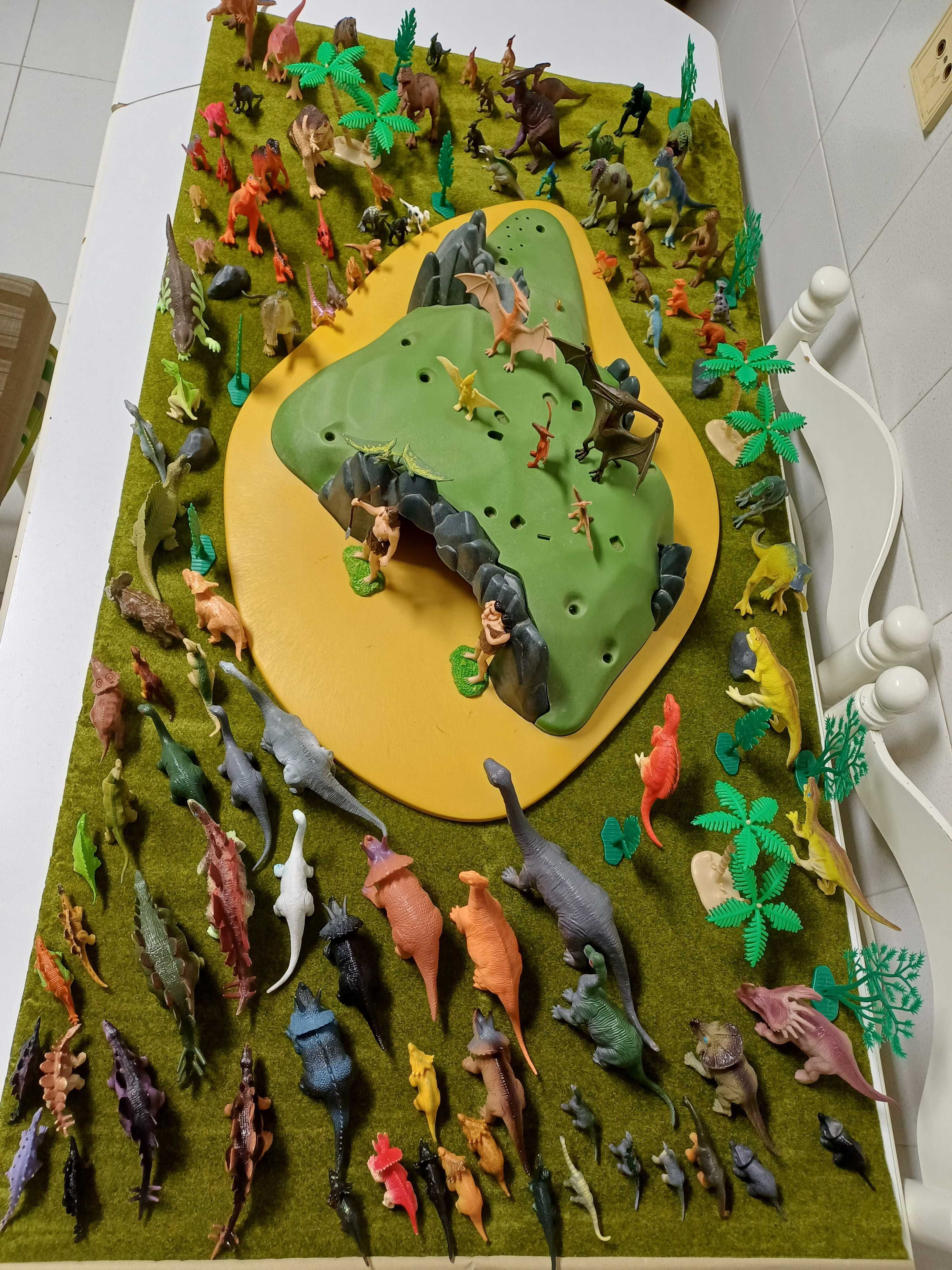 Gruta pré-histórica com 2 humanos e 100 dinossauros diferentes