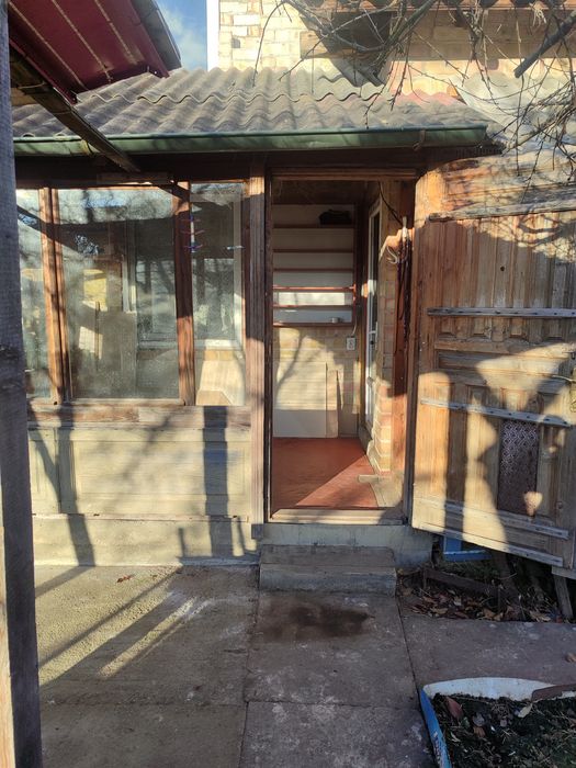 Продам  дачний будинок та земельну ділянку в Івано- Франківську