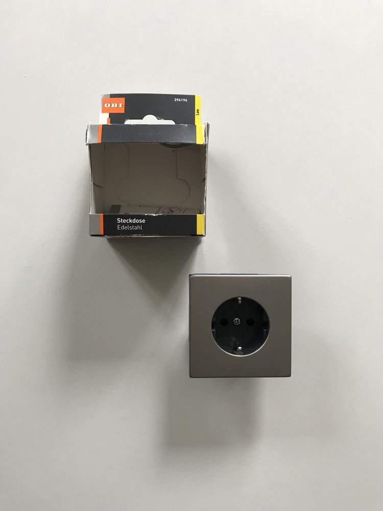 Gniazdo elektryczne schuko z serii Leo z Obi, stal nierdzewna