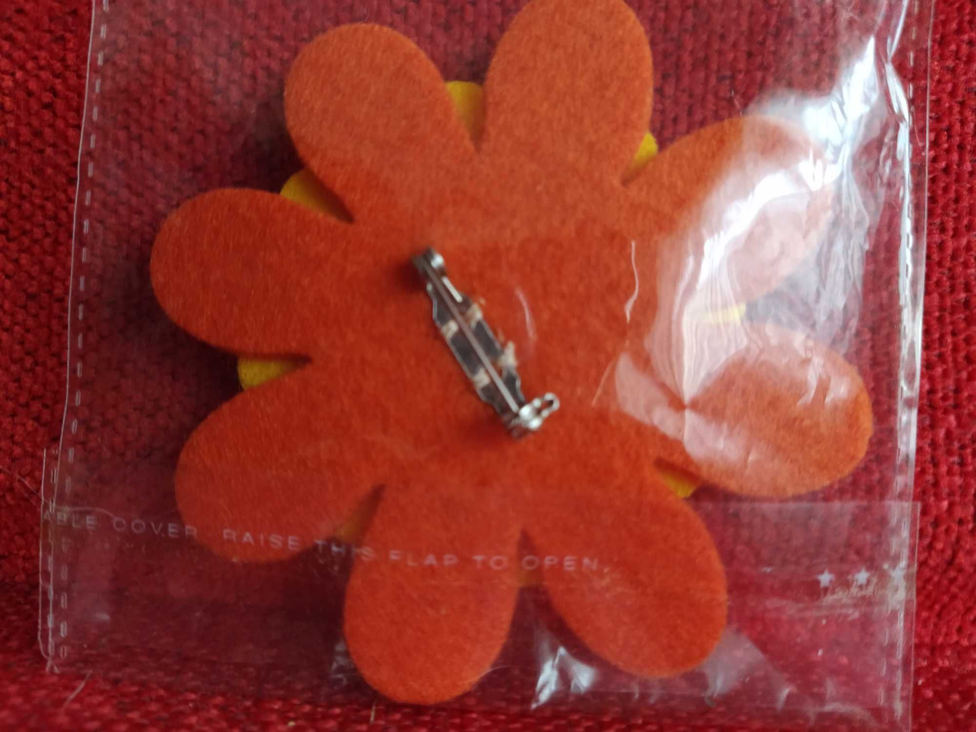 Conjunto de 2 pregadeiras formato flor diâmetro 8cm