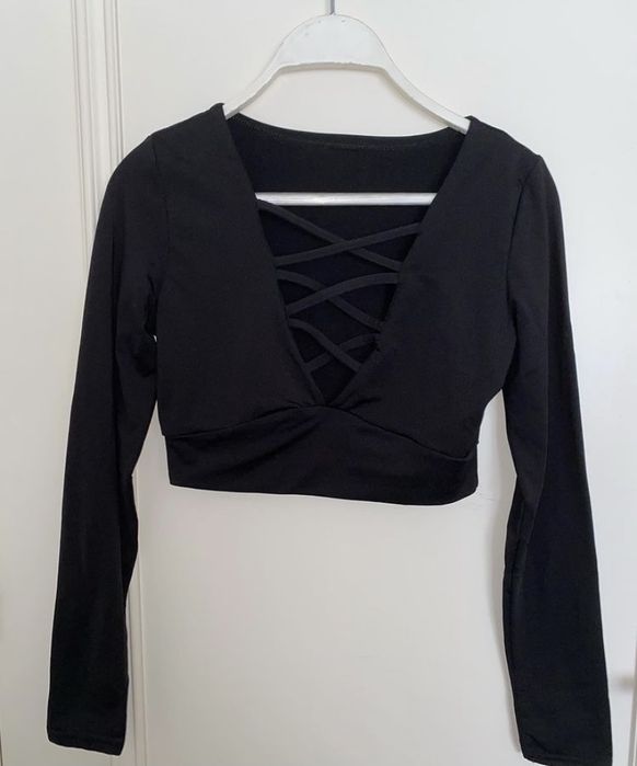 Top preto curto com decote