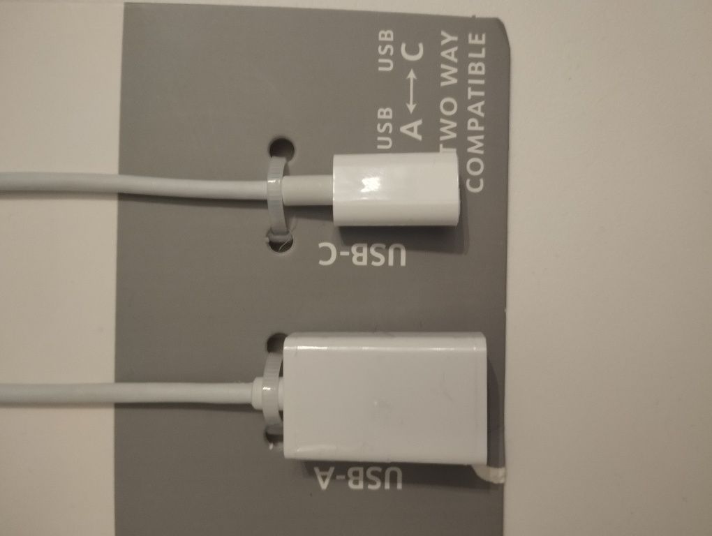 Zestaw kabli USB.