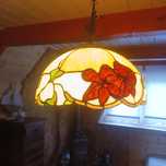 Lampa witrażowa wisząca.