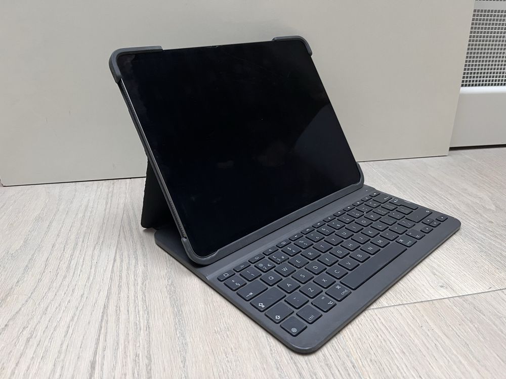 iPad Pro 4 generacji 12,9 cali z podświetlaną klawiaturą zestaw