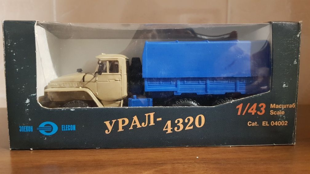 Продам Урал 4320 бортовой с тентом.Новый,целый в родной коробке.1/43