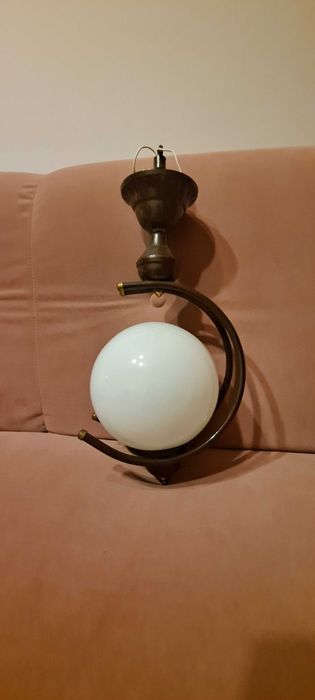 Żyrandol brązowy z kulą.