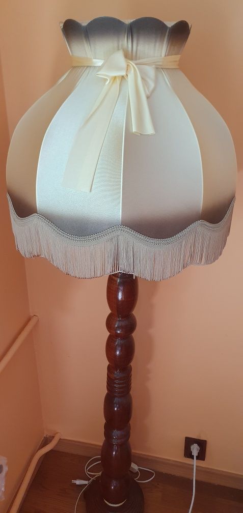 Lampa stojąca drewniana z kloszem