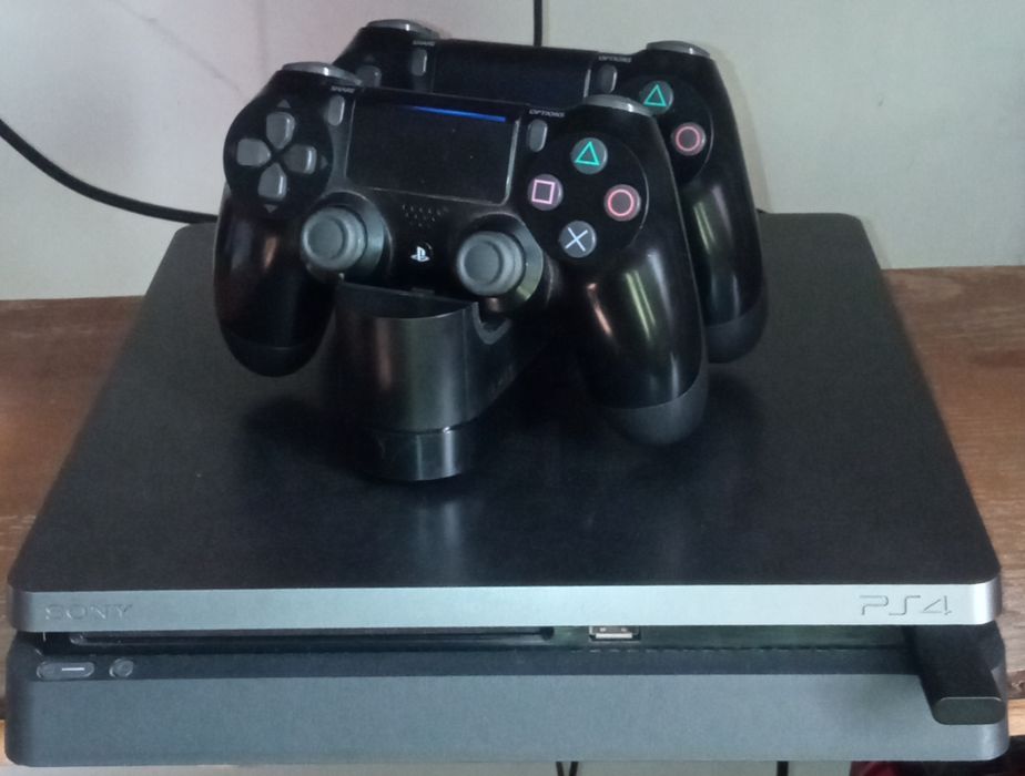 PS4 Slim 1 Tb + VR1 + aim controller+ headphones + games