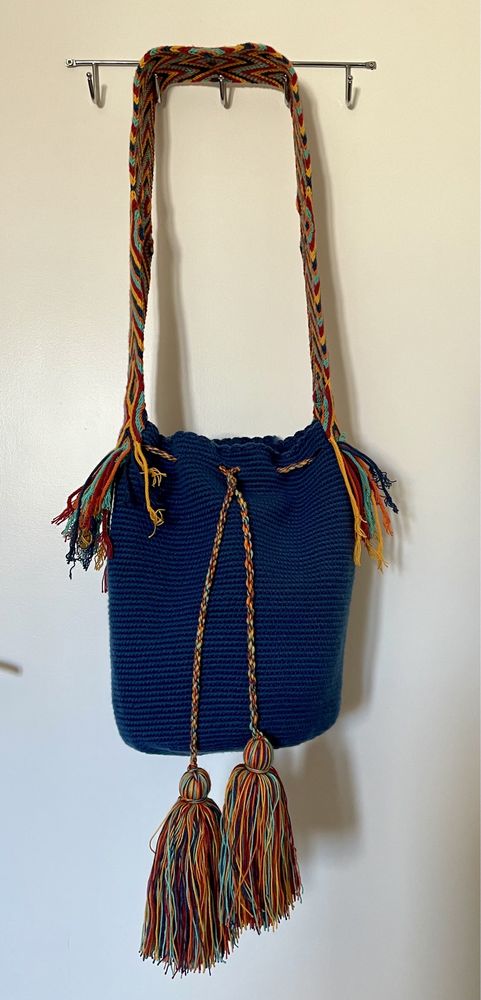 Mala artesanal Wayuu azul escura