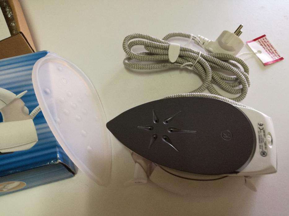 Ferro de viagem a vapor da marca kenwood